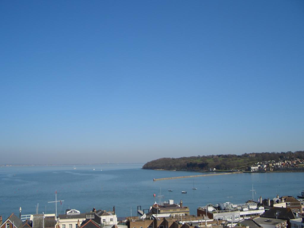 Cliffhanger 18 Castle Road Cowes  Bilik gambar