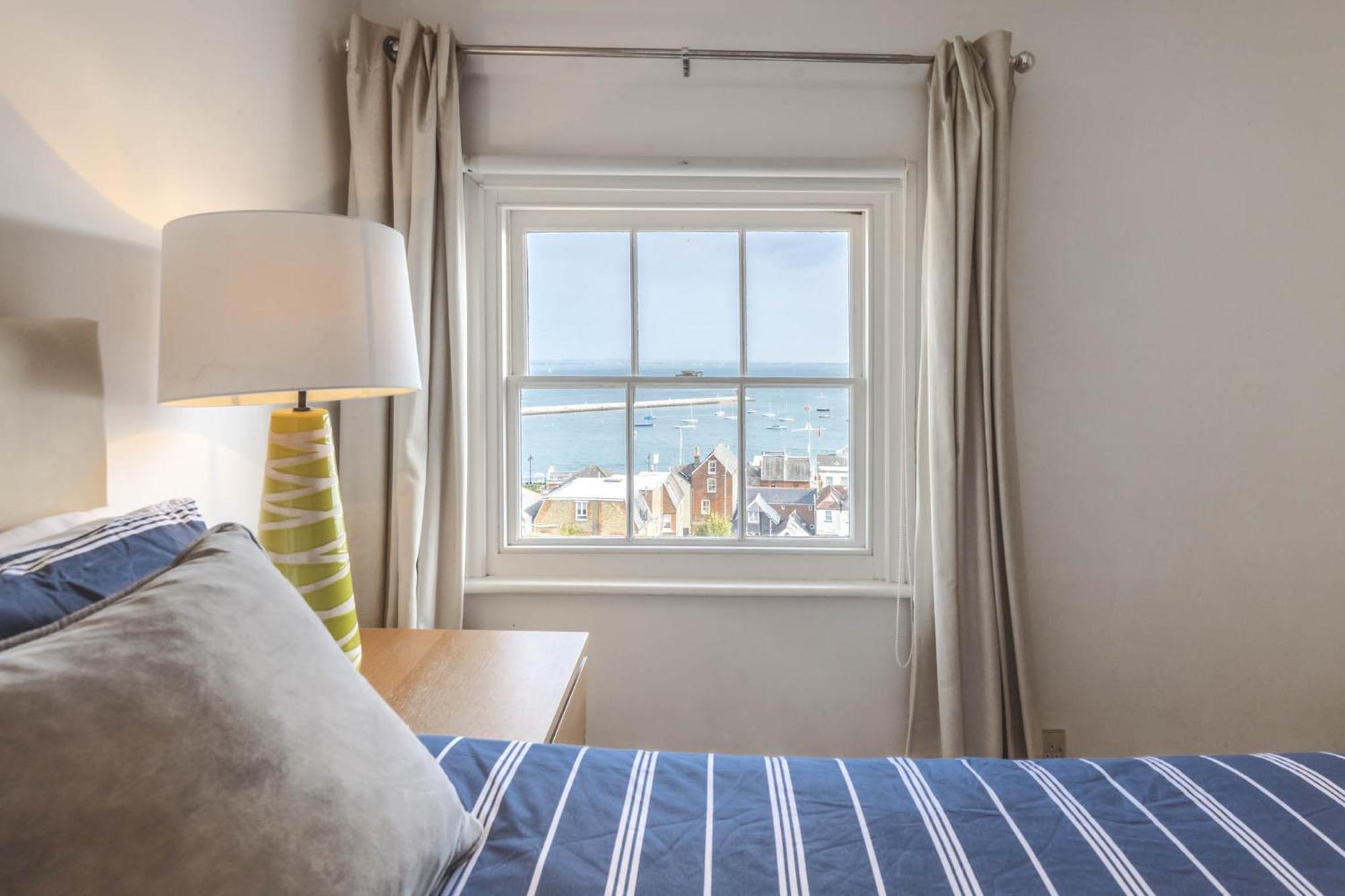 Cliffhanger 18 Castle Road Cowes  Luaran gambar