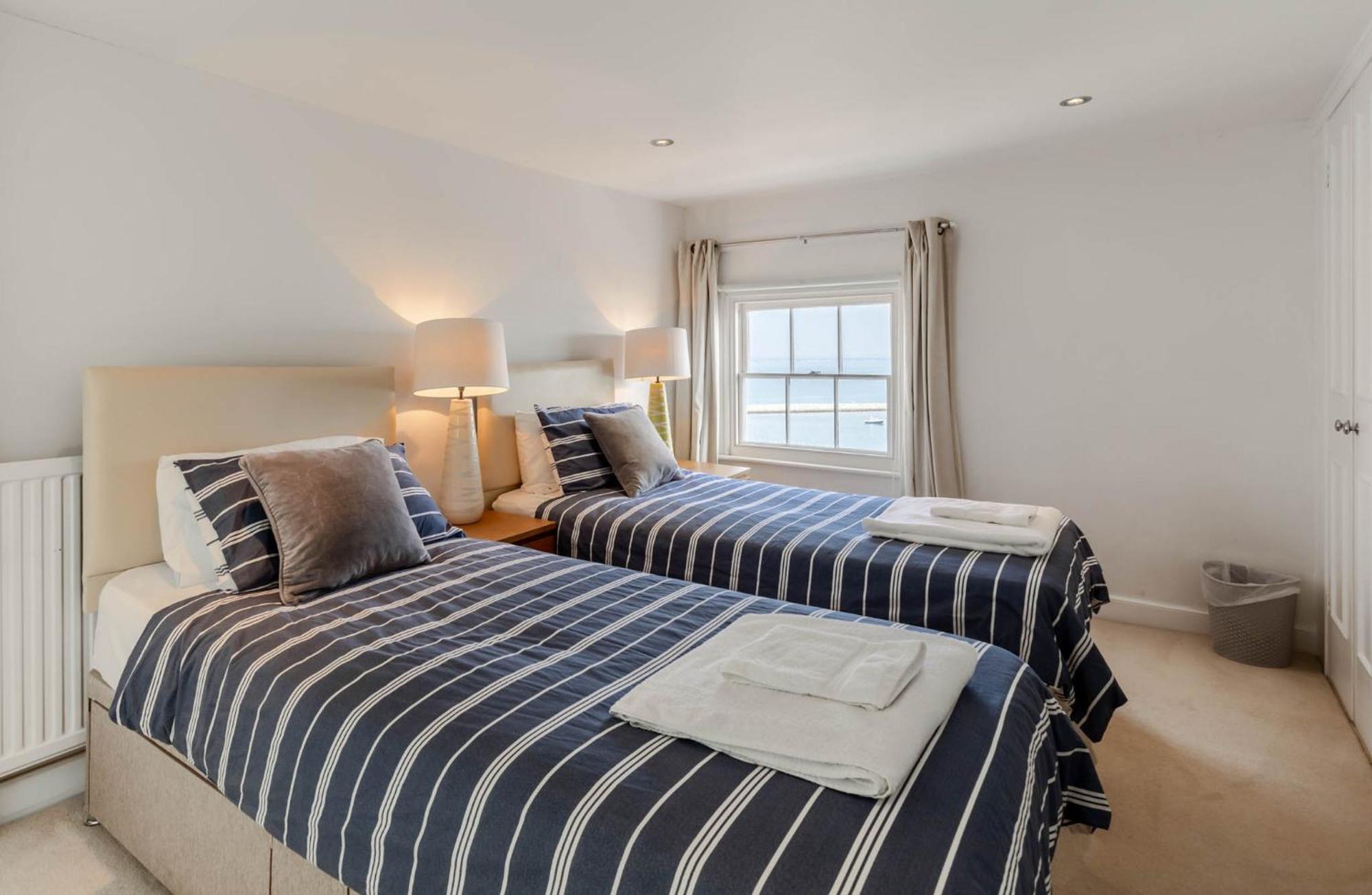 Cliffhanger 18 Castle Road Cowes  Luaran gambar