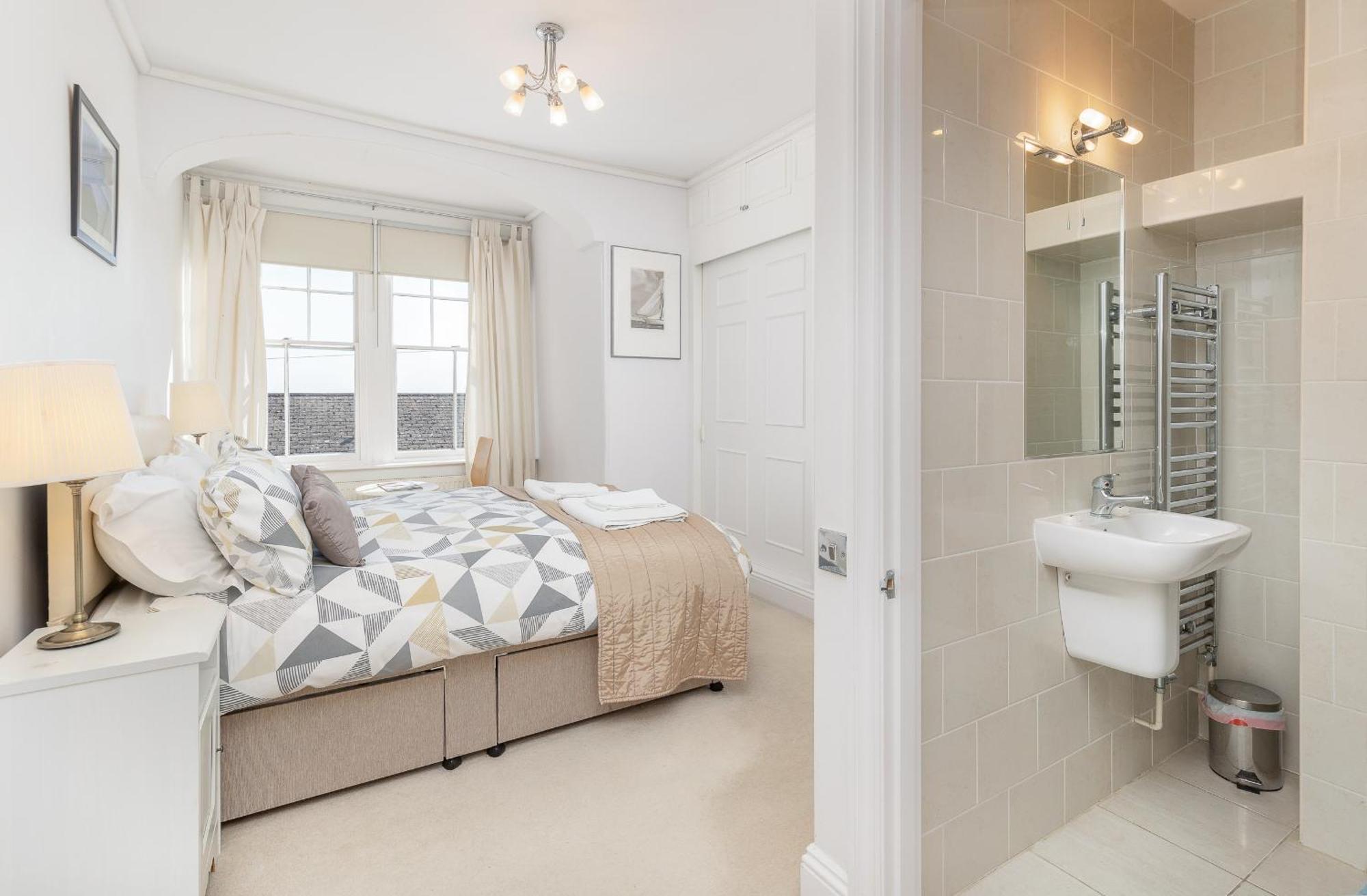 Cliffhanger 18 Castle Road Cowes  Luaran gambar