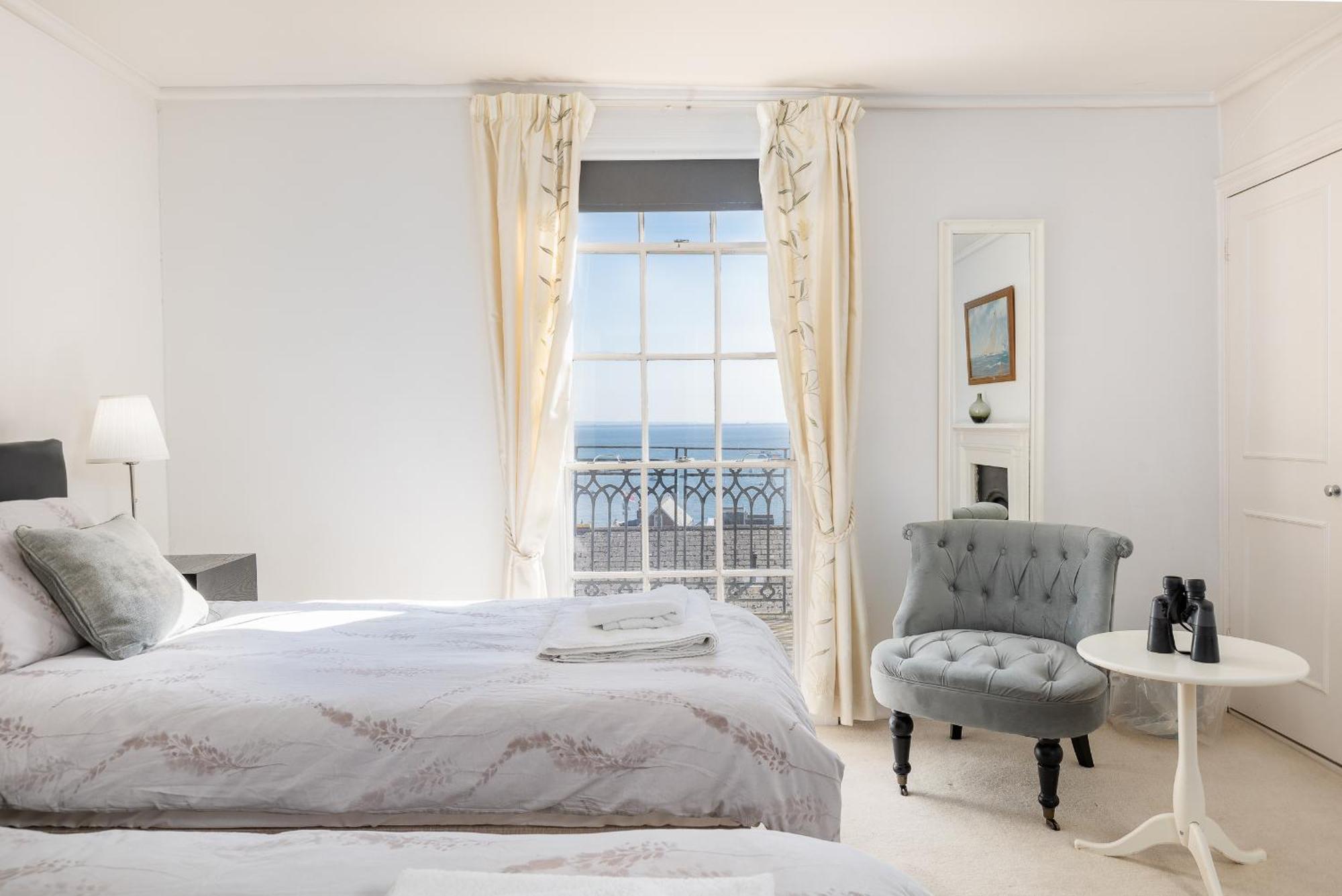 Cliffhanger 18 Castle Road Cowes  Luaran gambar